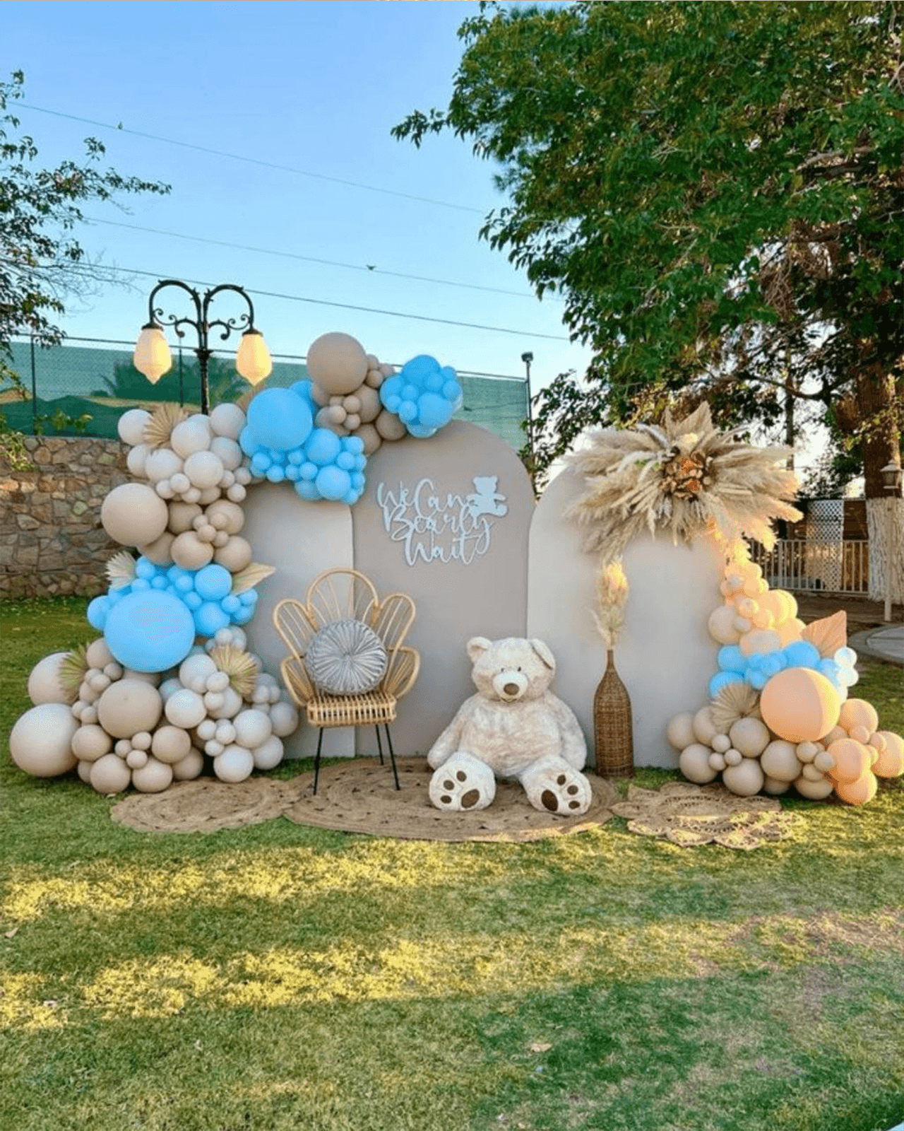 Fondo de globos en suaves tonos pastel para un baby shower