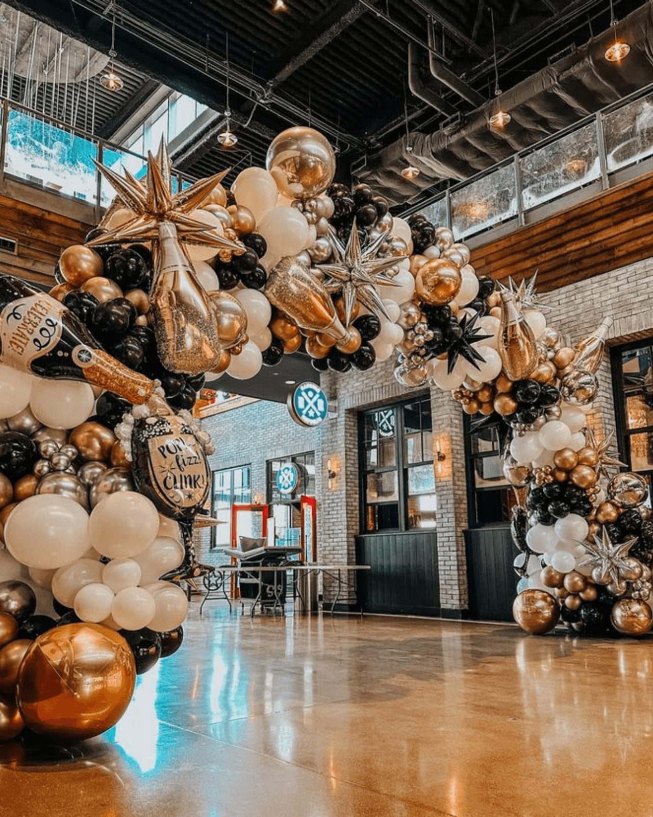 Montaje de globos con los colores de la marca para un evento corporativo