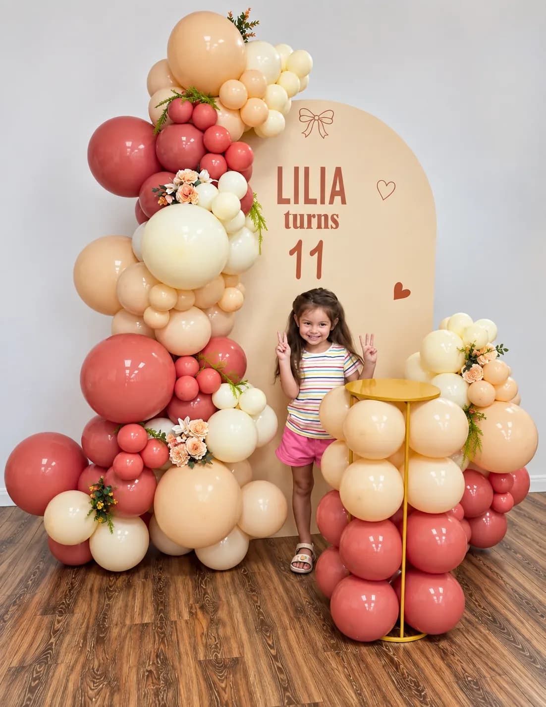 Decoración con globos para cumpleaños de 11 años en Woodland Hills con fondo arqueado personalizado, guirnalda orgánica en tonos terracota durazno y crema, flores y mesa para pastel decorada