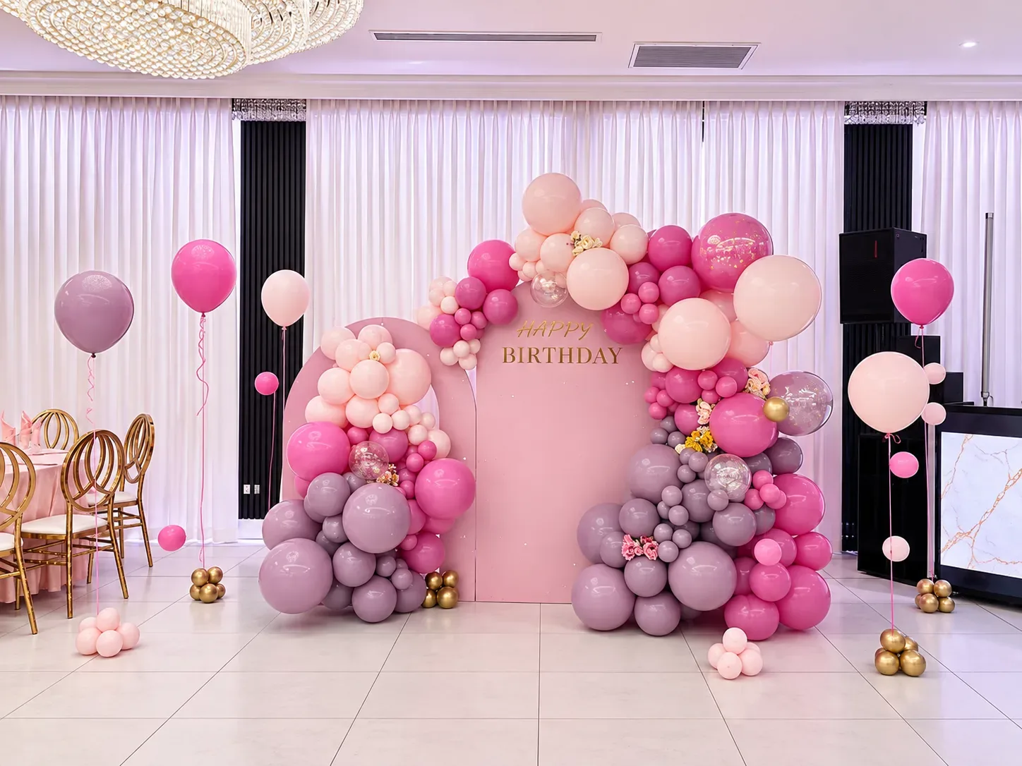 Decoración rosa con globos para cumpleaños en Encino con fondos arqueados personalizados, guirnaldas orgánicas rosas y lavanda, detalles florales, globos transparentes y globos de helio